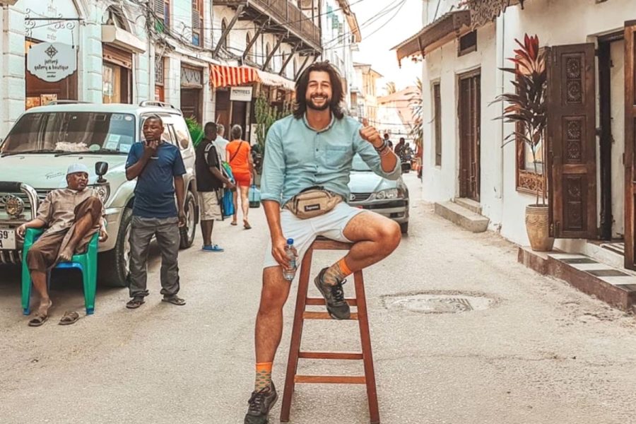 homme profitant d'une visite avec watoosee dans les rues de tanzanie stone town