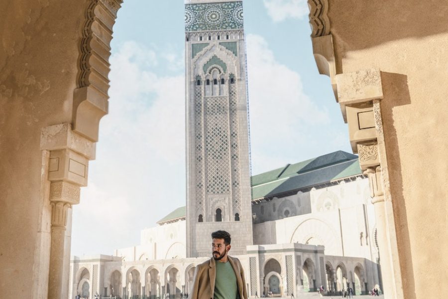 Homme se baladant à Casablanca, Maroc