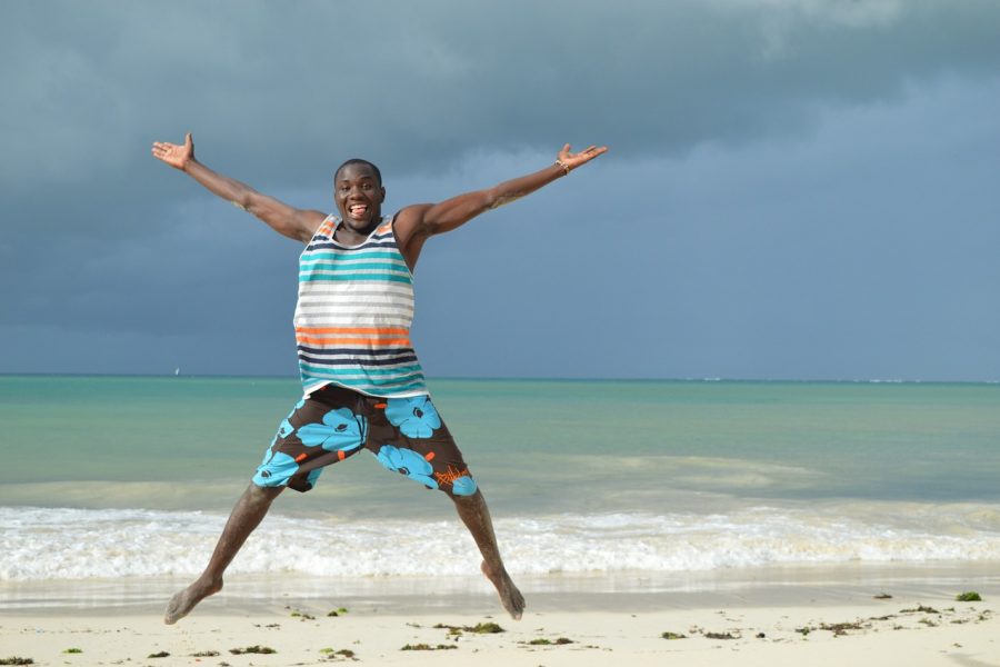 Homme joyeux sur la plage au Kenya