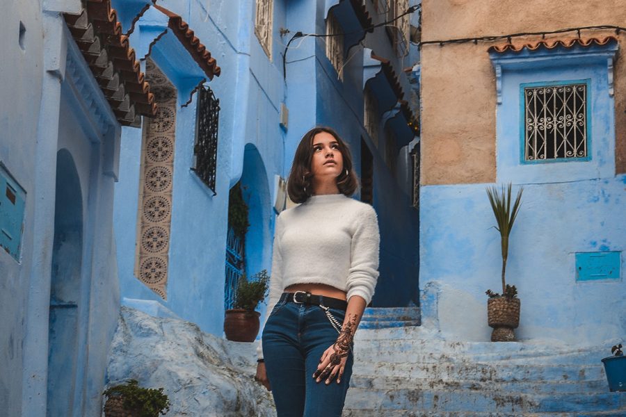 visite Maroc femme looking up