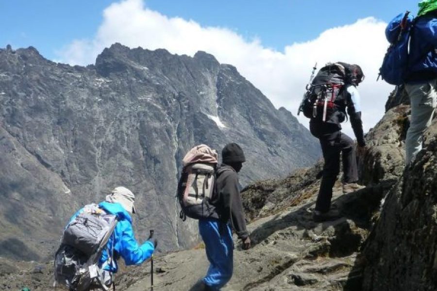 Randonnée Mont Rwenzori Ouganda people climbing Mt Rwenzori Hiking Adventure