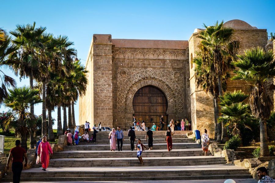 personnes devant un temple au maroc