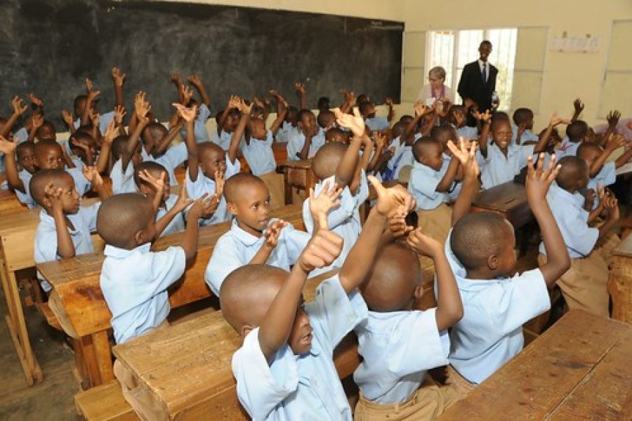 Elèves de primaires qui lèvent la main au Rwanda