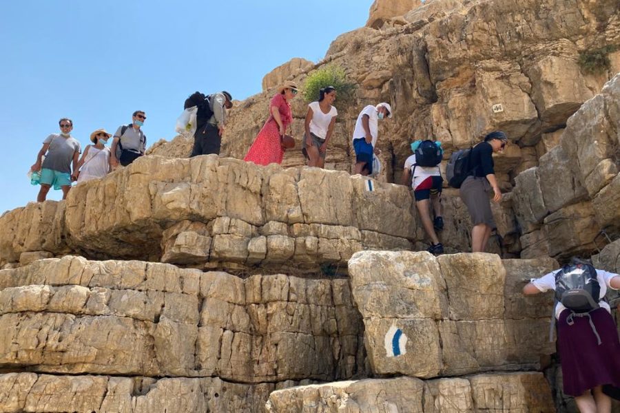 touristes en visite dans le désert de Judée