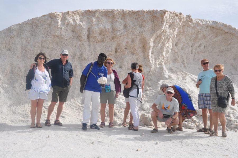 Groupe de personnes sur Île aux coquillages artificielle Sénégal