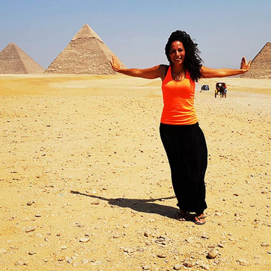 femme pyramides gizeh