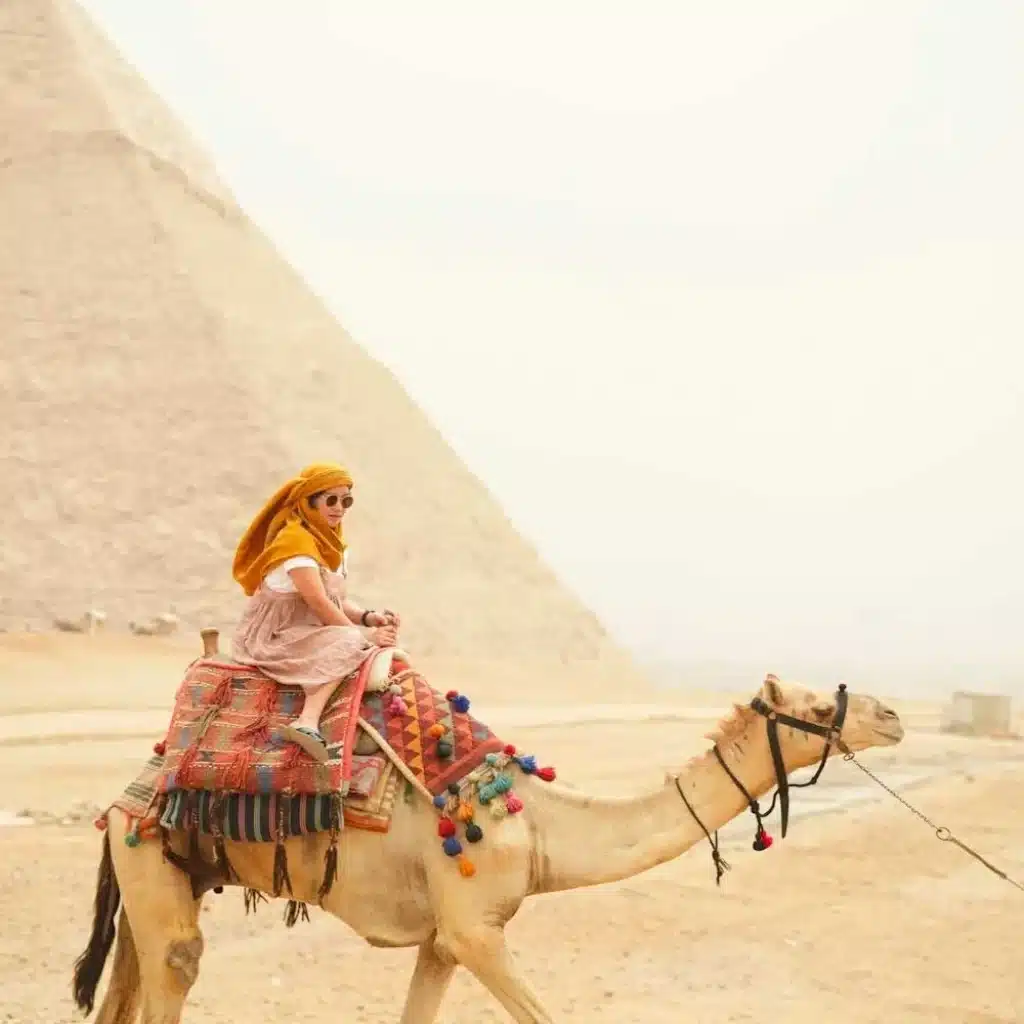 femme sur un chameau egypte watoosee